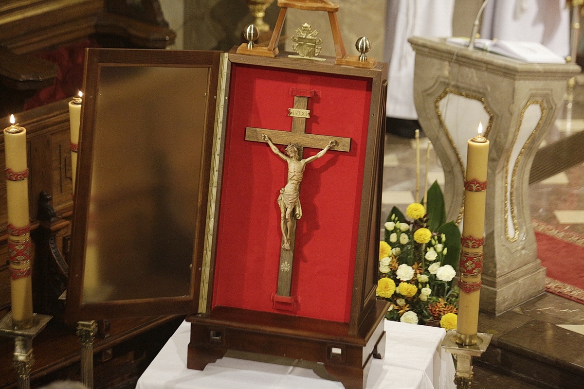 2 Krzyż Papieski Jana Pawła II